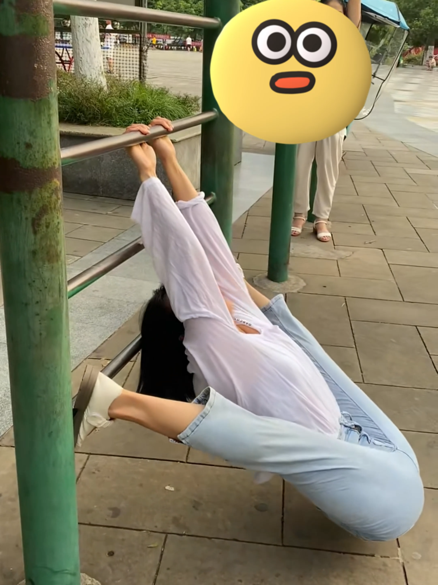 大妈当场看呆：这动作我一辈子都做不来！#公园劈叉 #震惊大妈 #身体极限  #路人反应 #神级柔术 #StreetFlexibility #CrazySplitChallenge #ShockedReaction #PublicStretch #ContortionGoals #DailyFlex #HumanArt #FlexQueen  #AerialSplit #DancePerformance #ForYou #FYP #TrendingNow #ViralVideo #foryoupage  #Viral #Wow