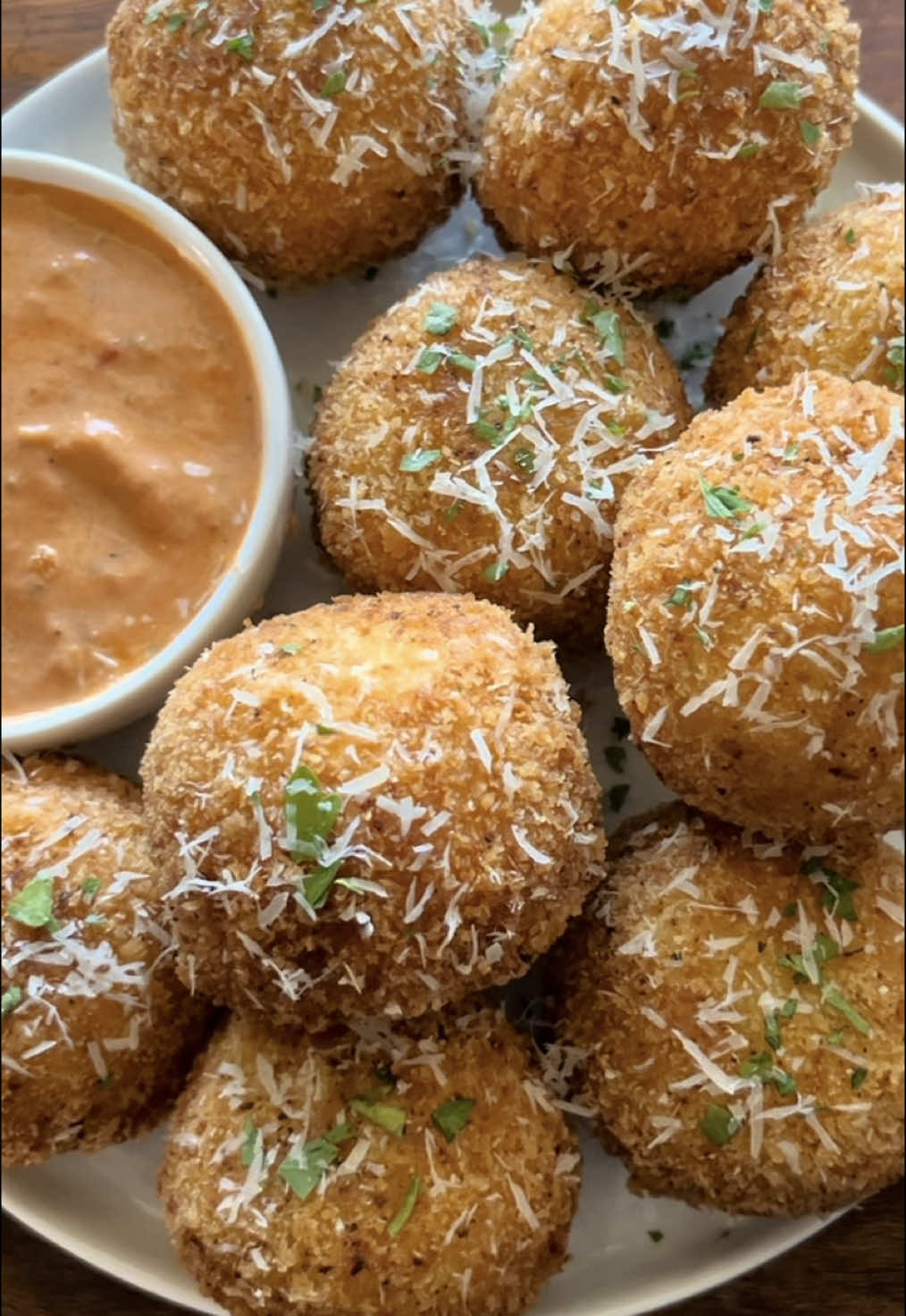 cheesy garlic parmesan potato balls ✨ - crispy potato balls flavored with garlic parm and stuffed with cheese  🔗 full recipe is on my website link in bio 💗 #cheeselover #FoodTok #Recipes #potatotiktok