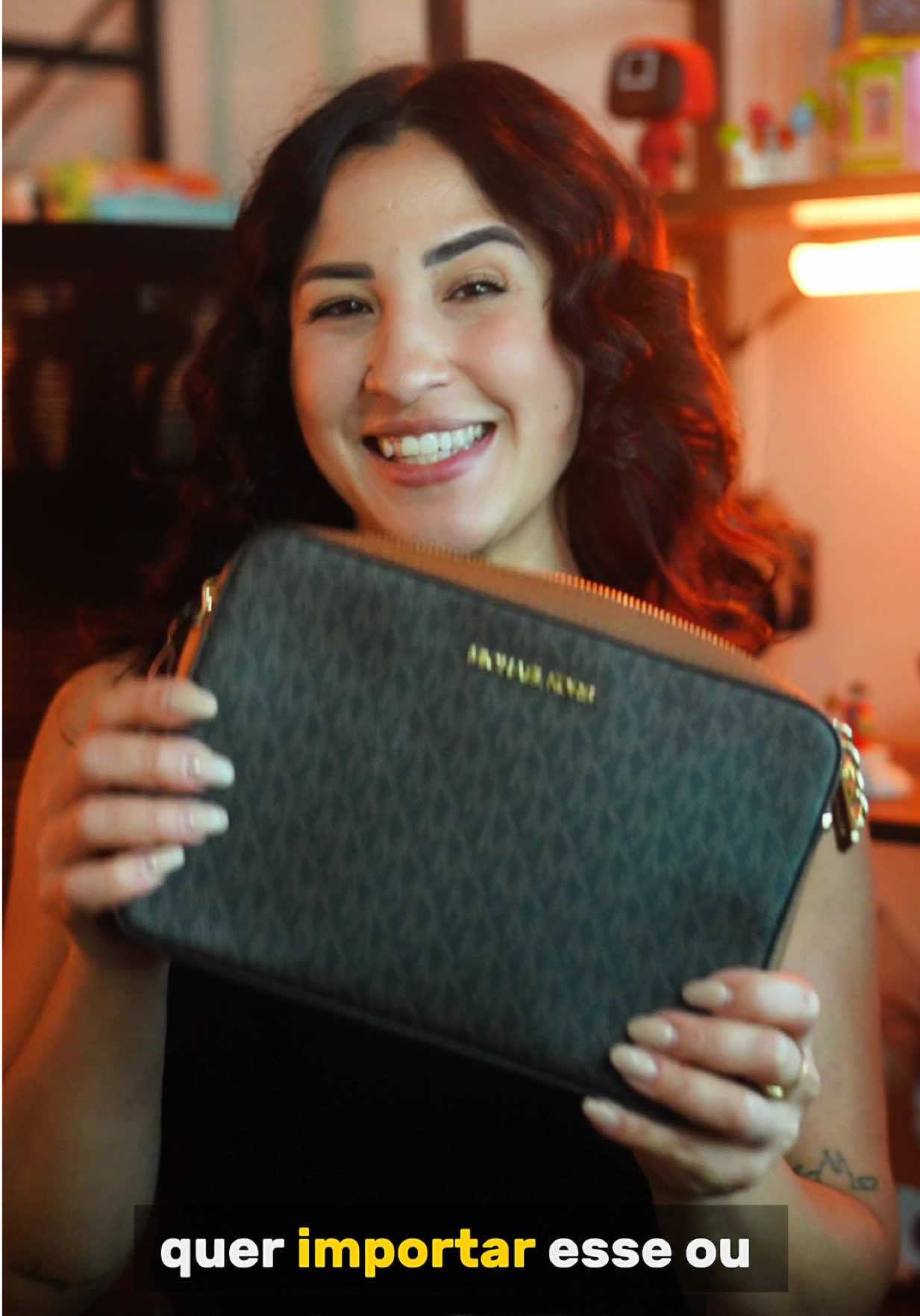 Se você ainda paga mais de R$ 900 numa bolsa Michael Kors no Brasil, tá jogando dinheiro fora! A Jet Set Travel Crossbody é a queridinha das fashionistas: compacta, elegante e com o DNA luxuoso da MK. Ideal para quem busca estilo e praticidade no dia a dia, sem abrir mão da sofisticação. Importe agora por menos de R$ 700! Chega em 15 dias, sem imposto e com garantia de originalidade. Link na bio #MichaelKors #JetSetTravel #BolsaDeLuxo #ImportadosUSA #Box2u #ModaFeminina #Estilo #TamoJunto