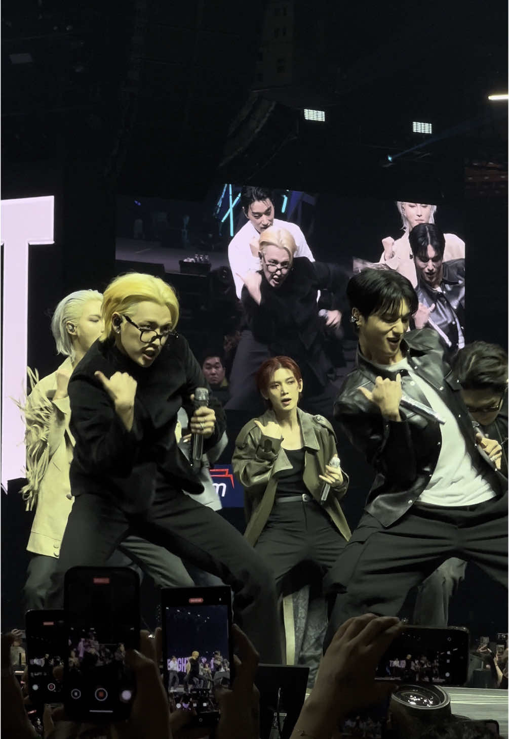 8 bb @ATEEZ_Official  #ateezatiny #fyp #wooyoung #san #hongjoong #mingi #yunho #jongho #seonghwa #yeosang #cinema 