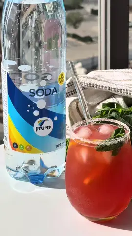 קוקטייל קיצי מוגז עם הסודה של מי עדן!⛱️ מורחים על שולי הכוס קצת לימון וטובלים בסוכר מוסיפים לכוס את המרכיבים הבאים:  2 חצאי פרוסות לימון ונענע  5 קוביות קרח  חצי כוס סודה  רבע כוס מיץ מנגו רבע כוס מיץ חמוציות  מערבבים עם קש  תהנו🫶🏼