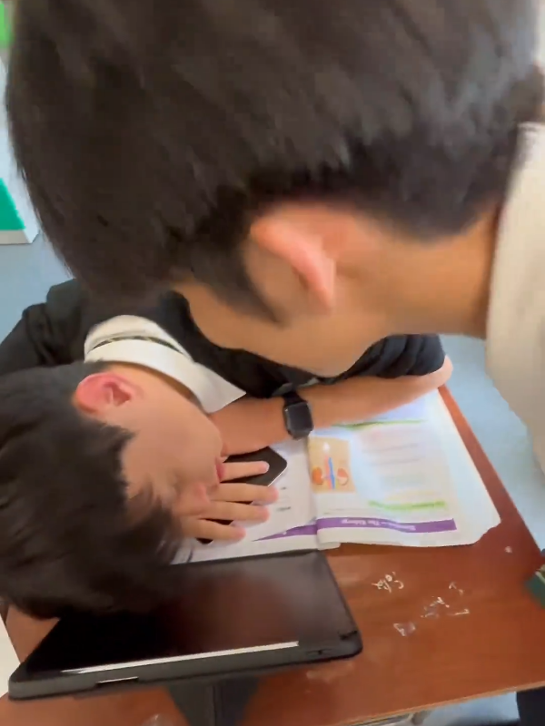 When your crush sleeping on the table #douyin #douyin抖音 #chineseboy #chinesecouple #blcouple #bl #viral #trending #fyp #xuhuong 