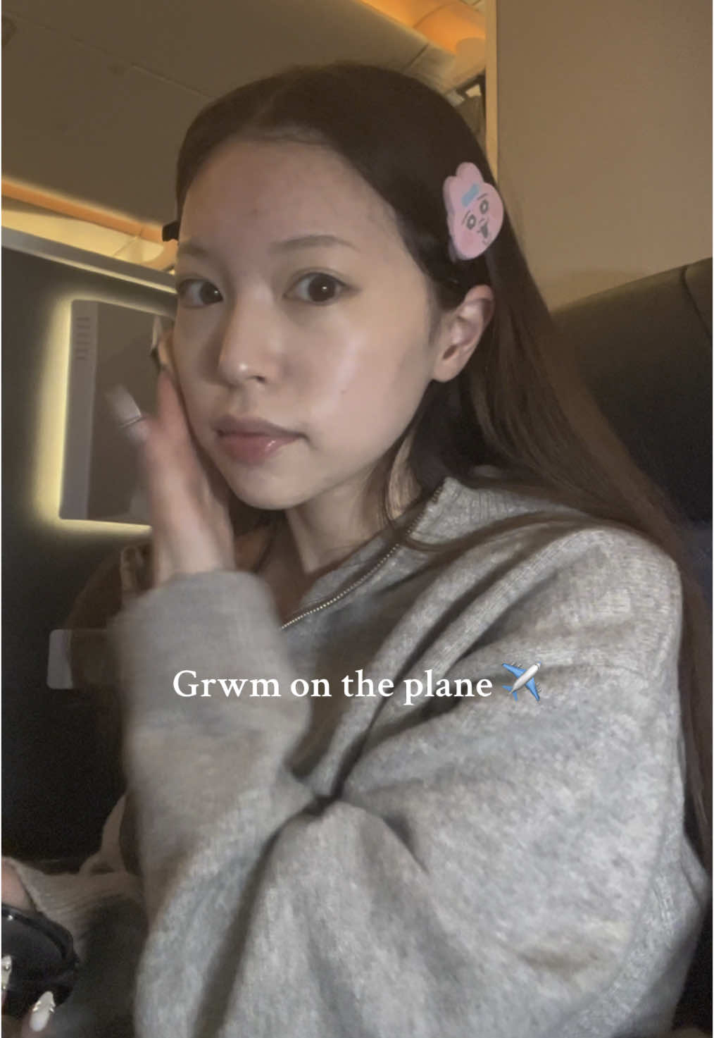 Simple makeup on the plane ✈️ #fyp #grwm #plane #airplane #japan #makeup 