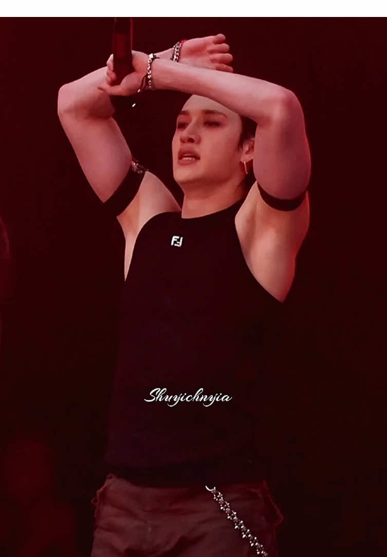 せ、せせせくしーー🫠❤️‍🔥激しめダンスのあと息が上がるの抑えてる顔がめっちゃ好き😭❤️‍🔥（この動画でいうと28秒前後ᄏᄏᄏ)苦手な方は即スクロールを🙇‍♀️ cr Shuyichnyia #escape#bangchan #방찬 #バンチャン#チャニ #方灿#StrayKids#スキズ#skz#스트레이키즈 #스키즈#エコパ #shizuoka #japan #エスケープ#0517@Stray Kids @straykids_japan 