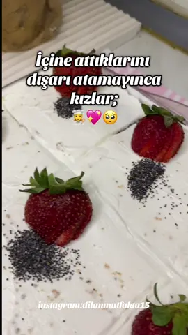 Haşhaşlı revani 🥹💝 şerbeti için;  2 su bardağı şeker 3 su bardağı su  -ilk önce şerbeti hazırlayın ve soğumaya bırakalım. keki için: 3 adet yumurta  1 su bardağı şeker  1 su bardağı süt  1 su bardağı sıvı yağ 1 su bardağı irmik 1 su bardağı mavi haşhaş  2 su bardağı un 1 paket vanilya  1 paket kabartma tozu  -kek hamurunu sıvı yağ ile yağladığımız 28 cm kare borcama boşaltalım. -170 derece önceden ısıtılmış fırında yaklaşık 35 dakika kontrolü pişirelim. -kekimizi fırından aldıktan 5 dakika sonra şerbetini dökelim. -kekin şerbeti çekmesini ve soğumasını bekleyelim. -daha sonra kremşatiyi üzerine döküp 2-3 saat buzdolabında bekletelim.  -dinlenen kekimizi dilediğiniz boyutlarda keselim. ve dilediğiniz şekilde süsleye bilirsiniz.  -deneyecek olanlara afiyet olsun 💖🌸 üzeri için: 1 kutu krem şanti  Böyle pratik tarifler için takip etmeyi ve destek amaçlı beğenip kaydetmeyi unutmayın 💖💝 #keşfet #reklamyok #reklamyokturgörünenmarkalarıkendimaldım #keşfetteyiz #haşhaşlırevani #revanitatlısı #şerbetlitatlılar #tatlitarifleri #tarifdefteri #mutfakaskı #sunumperileri🧚🏻‍♀️🧚🏻‍♀️ #fypシ❤️💞❤️ #reelsviralvideo❤️❤️❤️❤️🤗😘💗😘✨🤞 #instagram #keşfetteyiz #keşfetedüş #homemutfaksanatları #keşfetalbeni #keşfettengelenlertakipetsin❤