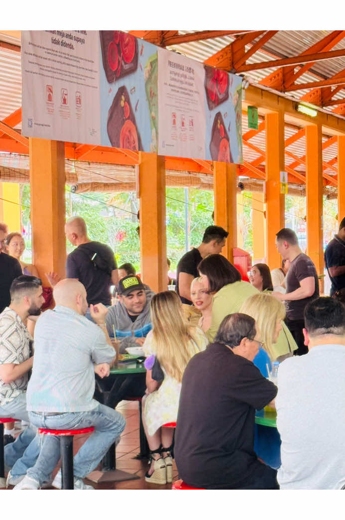 #LadyGaga visited  Maxwell Food Center.  Uncle Neo and  Auntie Tan missed out the chance to take photo with Lady Gaga.                      Neo Juice #01-K2 Maxwell Food Centre  https://maps.app.goo.gl/xuAg64p8755S6LWXA
