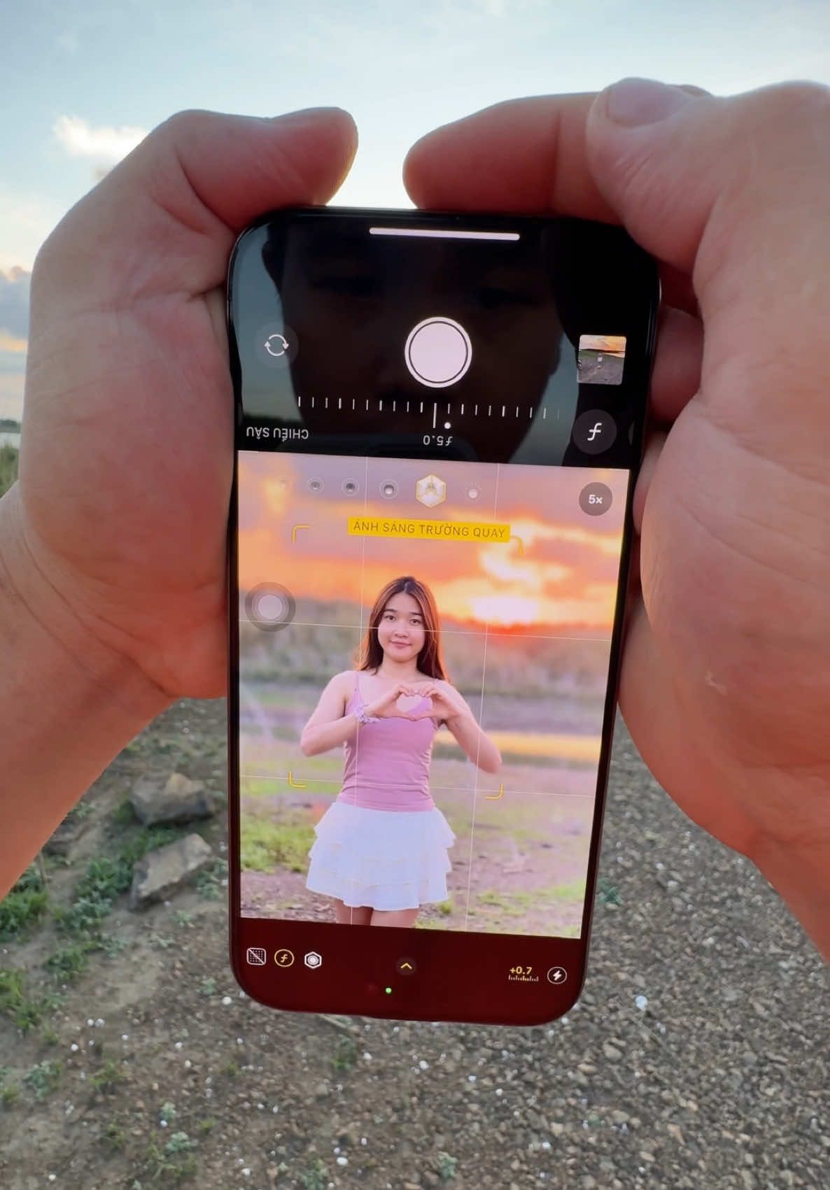 Chụp hoàng hôn cho bạn gái #iphone #iphone16promax #16promax #apple #iphonetricks #shotoniphone #photoshop #photographer #portrait #portraitphotography #meitu #fyp #hoanghon 