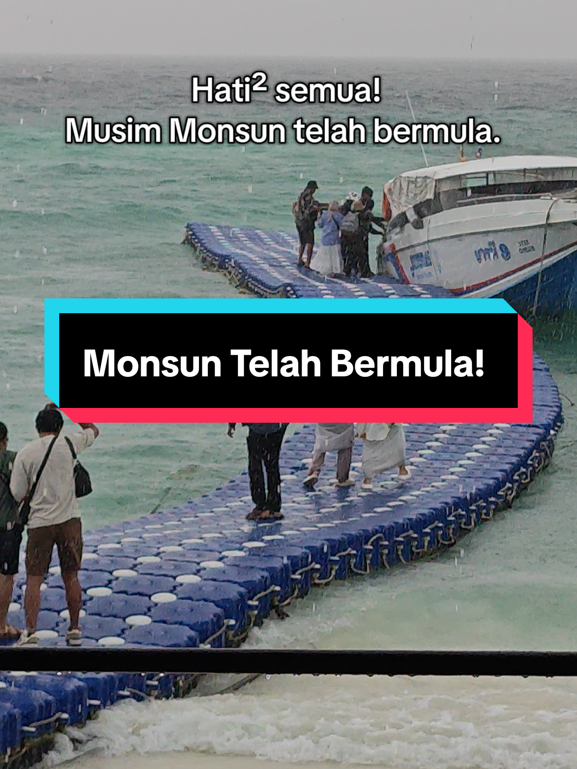 Musim monsun di Koh Lipe telah pun bermula. Pelancong dan peduduk dinasihatkan berhati-hati. Perkhidmatan feri mungkin tertunda atau dibatalkan disebabkan laut bergelora.  Feri kami balik ke Langkawi macam delay ja ni. Doakan kami ye.  #monsun #hatihati #ombak #ribut #kohlipe #kolipe #langkawi 