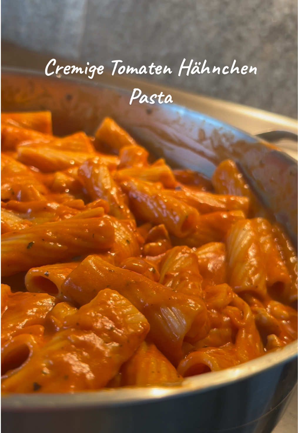 Cremige Tomaten Hähnchen Pasta  Zutaten:  350g Nudeln  Öl 500g Hähnchenbrust (Salz,Pfeffer)  1 Zwiebel  2 Knoblauchzehen  1EL Tomatenmark  500ml passierte Tomaten  250ml Sahne  1TL Salz  1TL Paprikapulver  1TL Gemüsebrühe  1TL getrockneter Basilikum  Etwas Pfeffer  100g geriebner Mozzarella Zubereitung:  1. Nudeln nach Packungsanweisung kochen. 2. Hähnchenbrust würfeln, mit Salz und Pfeffer würzen, in etwas Öl anbraten. 3. Zwiebel und Knoblauch fein hacken, zum Hähnchen geben und glasig dünsten. 4. Tomatenmark zugeben, kurz anrösten, dann passierte Tomaten und Sahne einrühren. 5. Salz, Paprikapulver, Gemüsebrühe, Basilikum und Pfeffer hinzufügen und ca. 5 Minuten köcheln lassen. 6. Nudeln abgießen und zur Sauce geben, alles gut vermengen. 7. Mozzarella unterrühren, bis er schmilzt. #foryou #fy #EasyRecipe #fürdich #pourtoi #TikTokPromote #rezepte #einfacherezepte #lecker #capcut #viral #schnellerezepte #m #instantinkfeelings #pasta #pastatiktok 
