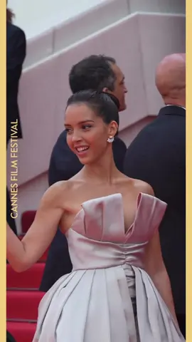 Dazzling Lyna Khoudri captivates Cannes Film Festival in Maison FRED’s new High Jewelry collection: Soleil d’Or Sunrise.     #FREDHighJewelry #FREDParis #FREDSunCarpet #Cannes2025 #LynaKhoudri 