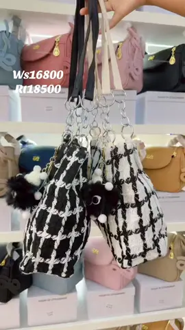 #tweettote ကီိးချိန်းပါ❣️🫶#instocknow✅❤️ #naypyitaw #wholesale #bagshop #foryoupage #fypppppppppppppp #foryoupage #မြို့ပေါင်း200ကျော်အိမ်ရောက်ငွေချေရ #fypツ#bestseller #trending #fyp#tiktok #myanmar #foryou #trendbag #fyp#foryoupage #foryou 🍀🙏
