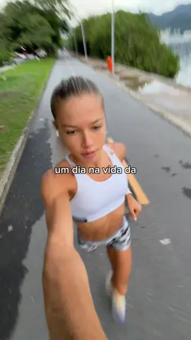 mais um dia na vida da mais nova carioca da parada 🤩 eu tenho feito bastante coisa durante os meus dias, e eu amo contar com a energia extra que o Super Café da @Super Nutrition 😮‍💨 sem contar que ele é delicioso REAL! se for recomendar um sabor pra você levar primeiro, eu diria palha italiana que não tem erro! e temos desconto tambemmm! só colocar o cupom 🏷️LINE 🤍🤍 aproveitem!!! • • • #Vlog #daily #corridaderua #treino #Fitness #musculação @Desinchá 