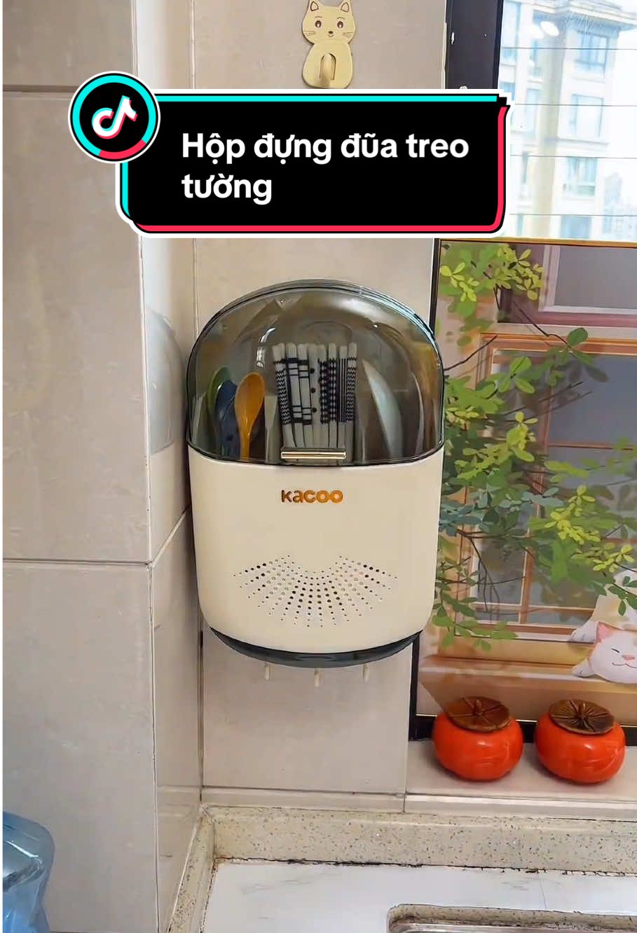 Hộp đựng đũa thìa dán tường có nắp đậy chống bụi và có khay nước cực tiện #dogiadung #hopdungduathia #hopdungduaconap #hopdungduatreotuong #ongdungduamuong 