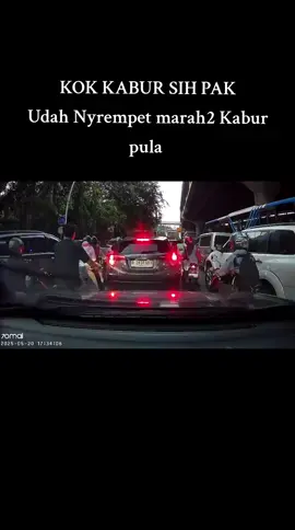 Motong jalan nggk sabaran berasa banget jalan negara milik situ ., pengayom rakyat apa mengrusak kau ., udah tau macet #polisiindonesia #kapolri #polri #polisi #fyp #polsek 