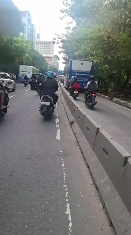 gmn coba itu polisi nya wkkw #viral #transjakarta #polisi kejadian nya sblm puteran trisaksti