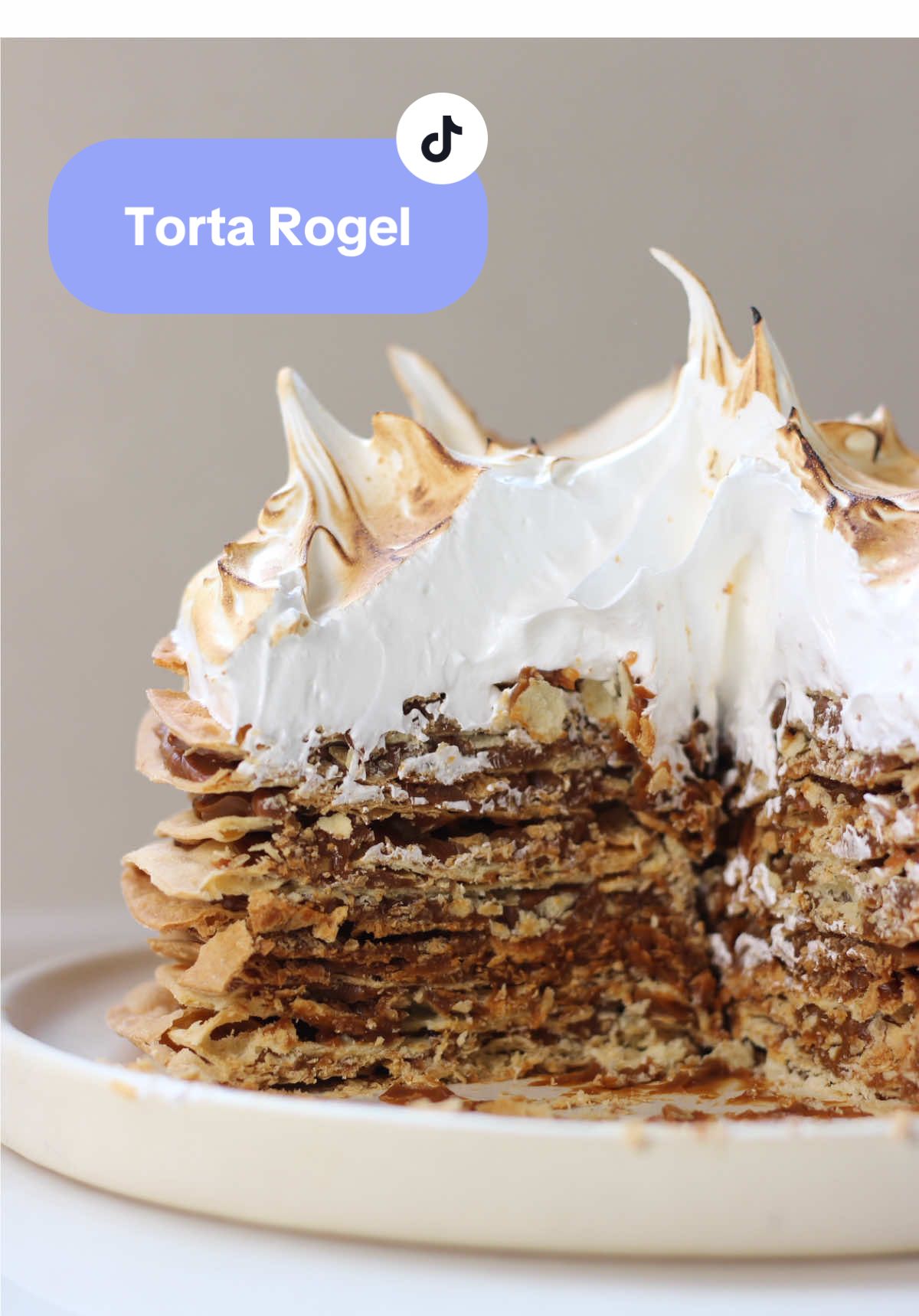 Torta Rogel Por menos de 10 lucas comprando en el @Jumbo Chile  Ingredientes Para la masa: 4 yemas 1 huevo entero 80 g de mantequilla 2 cdas de ron o pisco 400 g de harina 80-100 ml de agua (ir probando) Una pizca de sal Para el merengue italiano: 100g de claras 200 g de azúcar 80 ml aprox de agua  1 kg de dulce de leche para rellenar Es importante que la masa repose al menos una hora. Me salieron 12 capas, pero depende de del tamaño que las hagas. Hornear a 180° por 12-15 minutos, hasta que estén doraditas. Armar la torta y disfrutar!