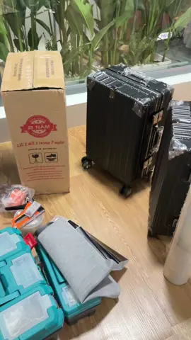 Màu đen được các chị e makeup ưa chuộng nên cháy hàng liên tục. #xuhuong #rosethanhmakeup #ValiCopmakeUp 