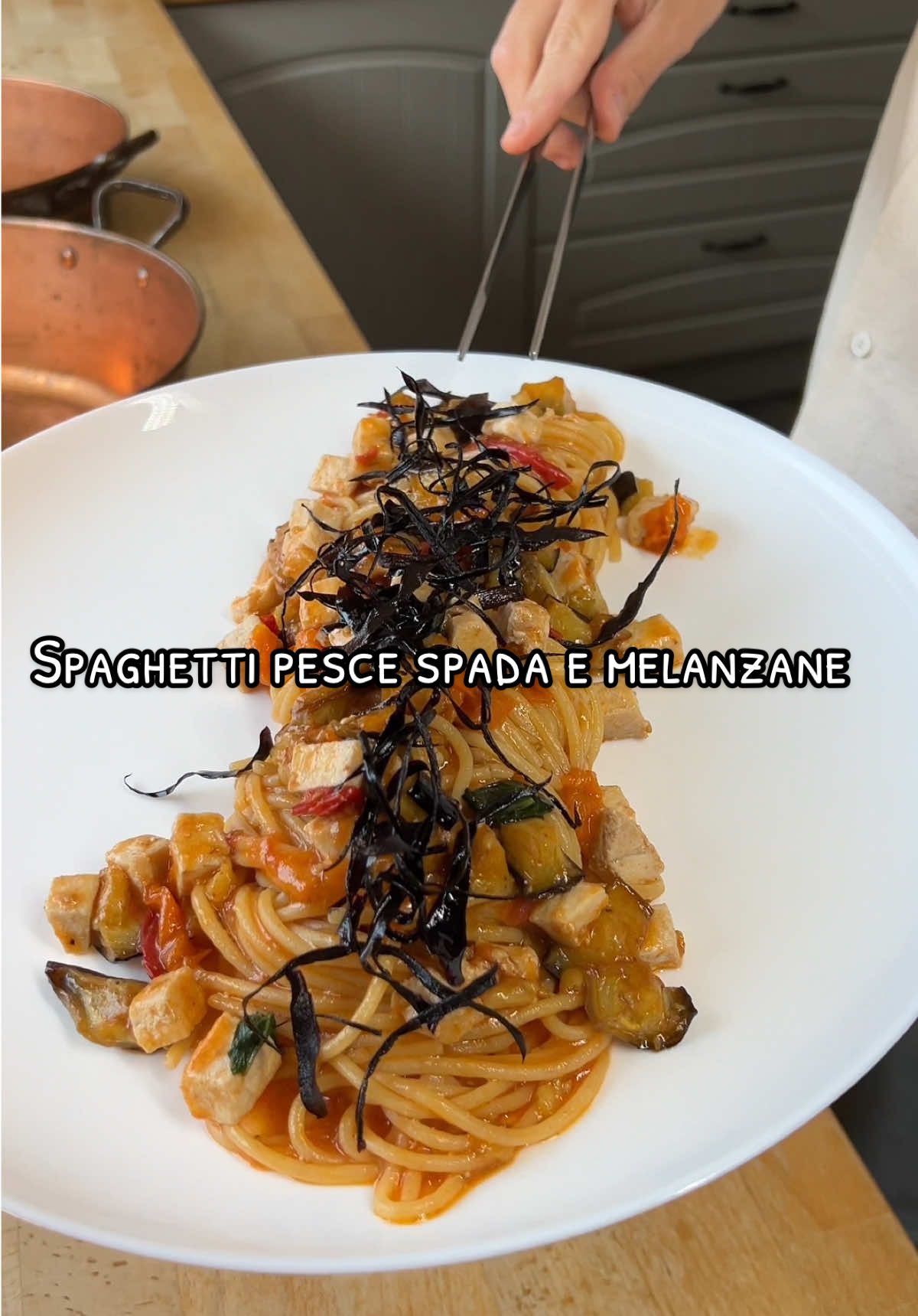 🇮🇹 Spaghetti pesce spada e melanzane 🫶 …Je vous apporte la felicità dans votre assiette ! #spaghetti #pescespada #melanzane #recettefacile #feenixchef 