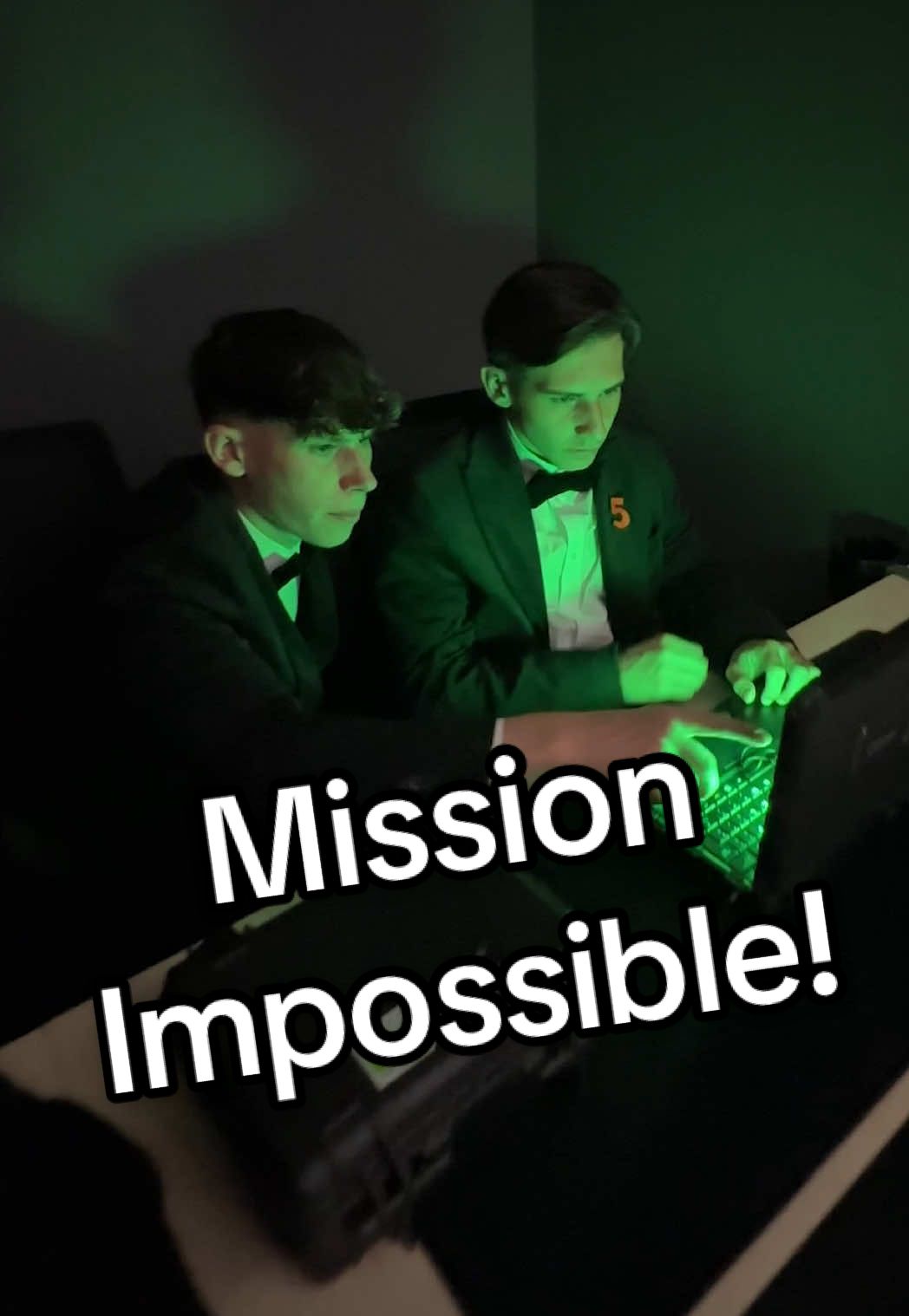 Missie geslaagd! 🎬 De première van Mission Impossible The Final Reckoning in Amsterdam is gered! 😜 #missionimpossible #tomcruise #missionimpossiblethefinalreckoning #vijftal #movietok @Paramount Pictures NL @Pathé Nederland 