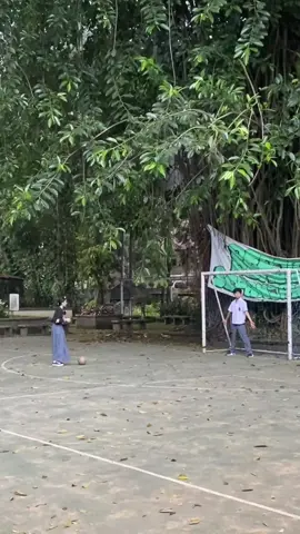aku, kamu, dan bola yang sudah usang di kala itu. #dilan1990 #school #milea #bowowae #gagalbali #king #pais 
