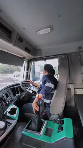 Sebelum hanvan ini jinakk, kalau tangan sudah tidakk sanggup bisa pakai kaki aja🤣 #tambangbatubara #tambangbatubarakalimantan #tambangkalsel 