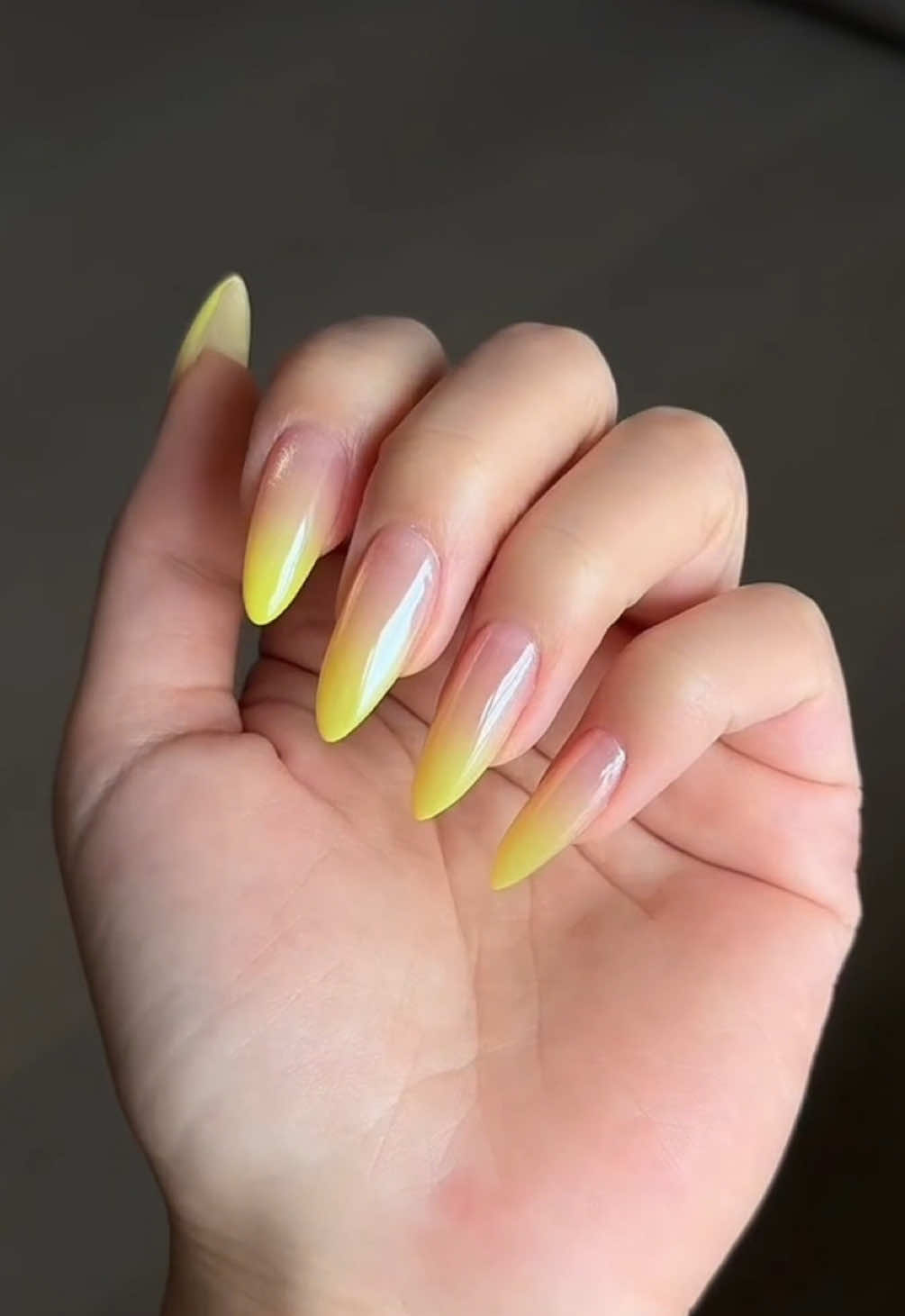 If summer was a nail color, it’d be this lemony ombré 💛☀️ #diynails #beauty #pressonnails #nailart 