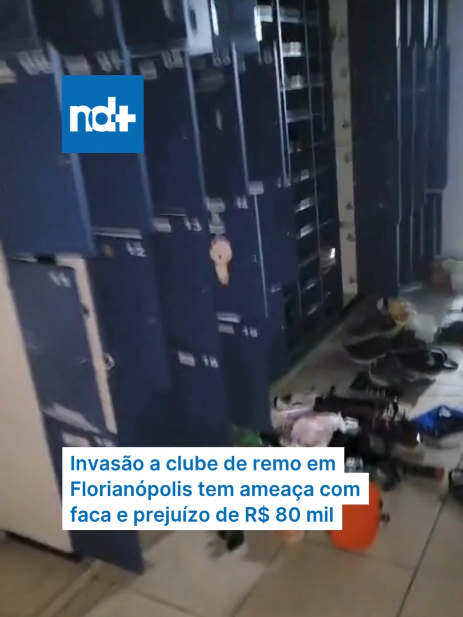 O Clube Náutico Riachuelo, localizado no Centro de Florianópolis, foi roubado durante a madrugada desta segunda-feira (19). Um homem invadiu o estabelecimento, ameaçou o pai de uma aluna do clube com uma faca e revirou o local para levar itens, como televisão, notebook e agasalhos. Os prejuízos causados foram estimados em cerca de R$ 80 mil. Conforme Renato Lisbôa Müller, segundo vice-presidente do clube, não é a primeira vez que ocorre uma invasão no local. Após o roubo, o homem fugiu em direção à Beira-Mar. A Polícia Militar realizou rondas na região, mas não localizou o autor do crime. Em nota, a corporação declarou que “segue em diligência para identificar e prender o suspeito”. 🎥 Divulgação/ND #NDmais#segurança#polícia#florianópolis