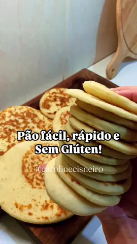 🫓 Você acredita que esse pãozinho delicioso foi feito na frigideira e é SEM GLÚTEN? 😱 Sim, é real! E não é qualquer pão: ✅ é rápido, ✅ é saudável, ✅ e conquista TODO MUNDO aqui em casa! Recheia com o que tiver na geladeira e tá pronto. Praticidade que a gente ama — e com ingredientes que fazem bem ✨ 🚨Esse é só um pedacinho do que ensino no meu curso de Panificação Sem Glúten, que abre novas vagas dia  🔥05/06 👩‍🍳 🌟 Salva esse vídeo, compartilha com quem ama uma receita fácil e me segue pra não perder essa oportunidade! #pãosemglúten #pãosiriosemgluten #receitaspráticas #glutenfree #vidasemgluten #panificacaosemgluten #carolcisneiro