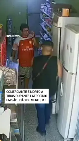 Um homem de 54 anos foi morto a tiros na tarde de domingo (18) em São João de Meriti, Baixada Fluminense. A vítima, Eduardo da Silva Soares, foi baleada durante um assalto. O Corpo de Bombeiros foi acionado por volta das 15h15. A Delegacia de Homicídios da Baixada Fluminense investiga o caso. 📹 Reprodução: Instagram/@informeagorarj 📺 Confira na JP News e Panflix 📌 Siga o nosso perfil @jovempannews #crime #insegurança #latrocínio #SãoJoãoMeriti #RJ