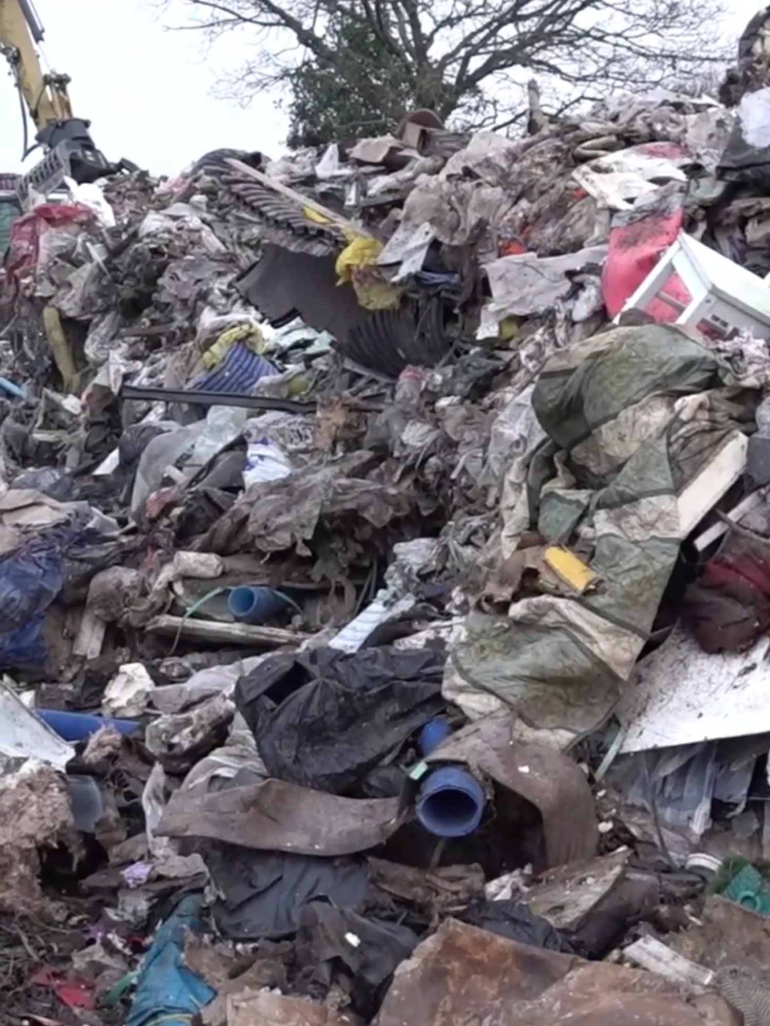 More than 27 tonnes of rubbish was left on Watery Lane, on the outskirts of Lichfield #birmingham #westmidlands #news #crime