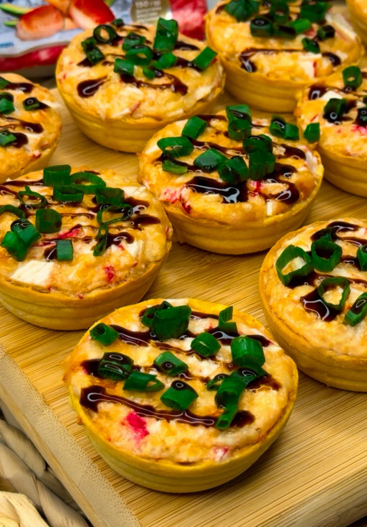 Гарячі тарталетки до святкового столу🦀 ➡️ Смак залежить від продуктів, тому краще обрати якісні крабові палички та пасту ікорну, тому рекомендую смачнезну продукцію від @Водний Світ , щоб тарталетки вийшли неперевершеними та щоб всі хотіли дізнатись у вас рецепт такої смакоти 😍 ▫️ Інгредієнти на 15 штук: ✔️ Ікорка Водний Світ зі смаком копченої сьомги - 160 гр ✔️ крабові палички «Сніжний краб»  - 250 гр ✔️ корзиночки - 15 шт. ✔️ соус теріякі - 1 ст.л.  ✔️ майонез - 1 ст.л. (з гіркою) ✔️ сир твердий (краще моцарелла) - 160 гр ✔️ сіль за смаком  ✅ Приготування: 1️⃣ Сир натерти на дрібну тертку, крабові палички нарізати навпіл, а потім дрібно нарізати та перекласти в миску.  Додати пасту з копченою сьомгою, майонез та соус теріяки. Все перемішати.  2️⃣ Як на відео викласти начинку в корзиночки та перекласти в форму.  3️⃣ Випікати в розігрітій духовці при температурі 180 градусів 10 хвилин. Прикрасити соусом теріякі та цибулькою зеленою.    #рецепт #україна #рецепти #лайфхак #українською #українськийтікток #страва #смачно #українськийтікток #готуємовдома #рек #топ #крабовіпалички #тарталетки #закуска                     