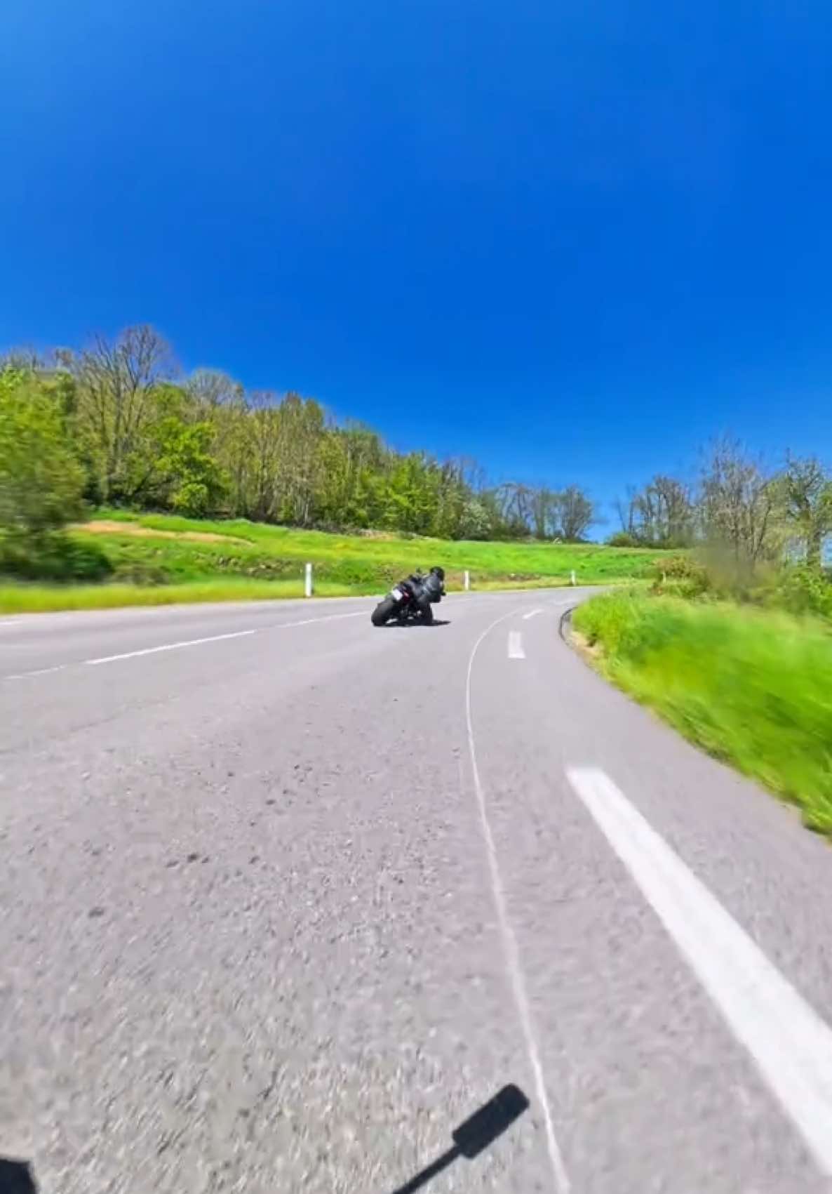 Deux motos, une passion. Frères de route, loups pour la vie. Et toi, tu roules avec qui ? #rideordie #moto #videoviral #ami @Shapeheart 