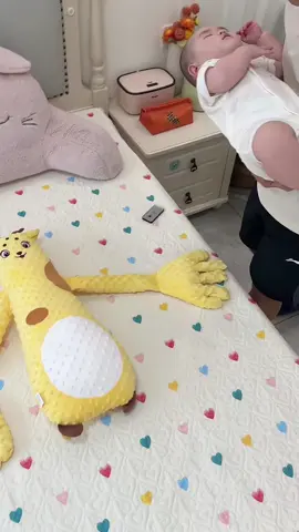 The baby is easy to wake up and always has to hug him and sleep. Fortunately, my father arranged this doll for sleeping. Doudou velvet material. The baby likes it very much. It can comfort and coax him and sleep again. It can also take care of the baby easily. #Maternal and baby good stuff #Baby coaxing artifact #Baby coaxing sleep #Sound doll