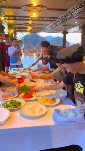 Hoạt động nấu ăn trên du thuyền Indochine Premium #indochinepremium #indochinecruise #halongbay #duthuyen5sao #cookingclass 