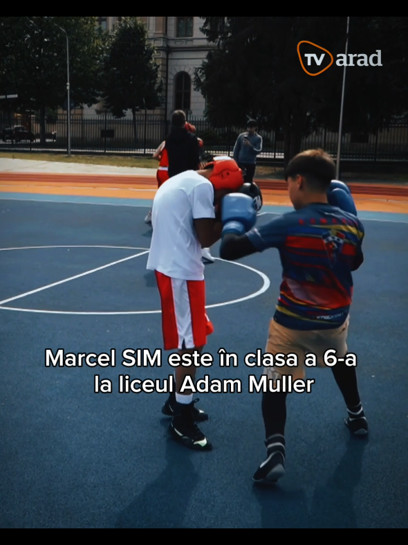 Pregătiri pentru campionii de mâine! Tineri sportivi din 5 cluburi arădene s-au antrenat împreună într-o sesiune intensă de sparring, sub ochii antrenorilor lor. Disciplină, emoție, tehnică – toate într-o atmosferă de competiție! Susține sportul local, distribuie și încurajează performanța! #SparringDay #SportArădean #ViitoriiCampioni #Box #Kickbox #TVArad #PerformanțăLocală #ComproDoPequeno 