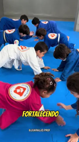💥Trabalho em equipe no tatame💪 Durante o mês de maio, nossos pequenos guerreiros estão aprendendo que juntos vão mais longe! Com atividades em dupla e em grupo, fortalecemos valores como cooperação, respeito e parceria.  🥋 Porque no jiu-jítsu, hierarquia e equipe caminham lado a lado! #jiujitsu #criança #bjj #oss #fyp 