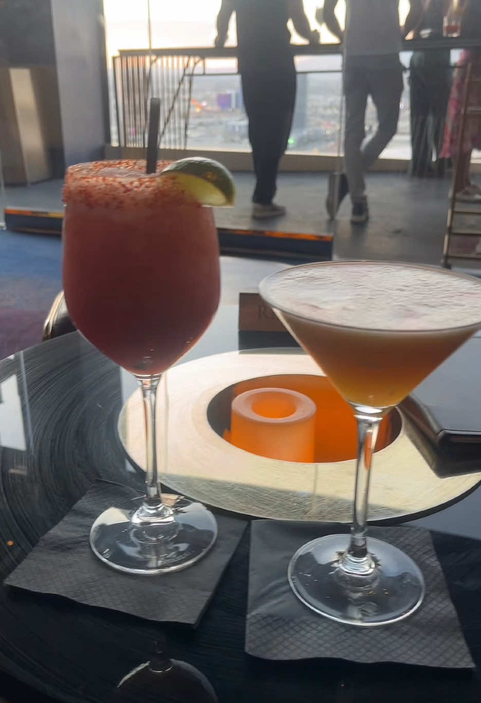 📍skyfall bar & lounge      Vegas #vegas #skyfalllounge #vegasview #vegaslights #vegasfood #vegastok #fyp 