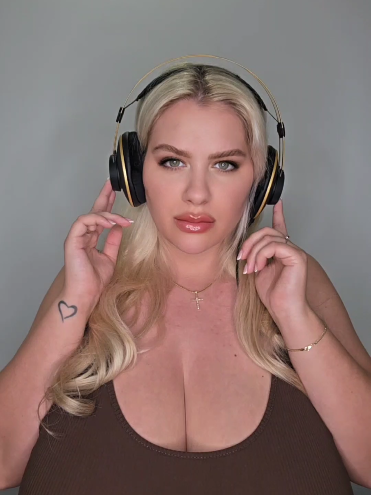 🎧🤭 #ninaphoenix #somebodyswatchingme #anxiety 