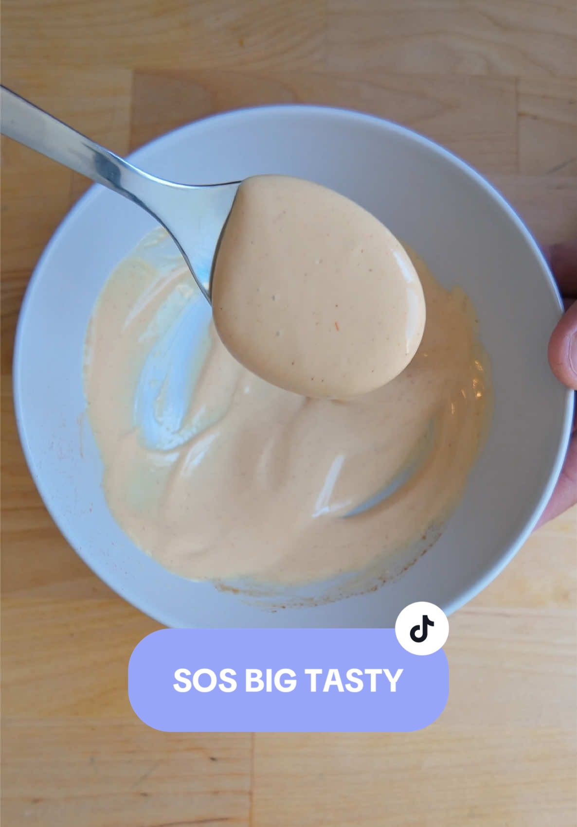 Ca răspuns pentru @𝓜 🃏 Am incercat sa fac acasa sosul Big Tasty si cred ca l-am nimerit. Diferenta intre Big Tasty si Big Mac este ca acesta are un gust de “afumat”.  Incercati-l si scrieti in comentarii cum vi se pare 🫡 #bigtasty #savuroso #mancarebuna #mec #mc #retetesimple #retete 