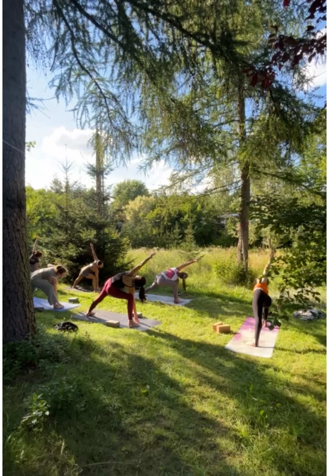 Ulep balans. Z gliny i oddechu. Z ciszy i ruchu. Z kontaktu z sobą i z naturą. Zapraszamy Cię na wyjątkowy retreat jogowo-ceramiczny. 6–8 czerwca, w miejscu, gdzie czas płynie inaczej, a trawa pachnie jak lato w dzieciństwie. Łączka 73 @73_event_place – godzina drogi od Warszawy, a jakby inny świat. W planie: • poranne i wieczorne praktyki jogi (delikatność, flow, regeneracja) - poprowadzi @Jula Piniewicz  • warsztaty ceramiki (tworzenie, kontakt z materią, ziemia w dłoniach) - poprowadzi @kubkomat.studio  • pyszne, zdrowe posiłki • dużo przestrzeni i czas tylko dla Ciebie. To będzie kameralny weekend (max 12 osób), stworzony z troską i intencją – dla tych, które chcą się zatrzymać i na nowo ulepić balans w swoim życiu. Cena do 25.05: 1500 zł Od 26.05: 1650zł W cenie: – 2 noclegi – 4,5 h ceramiki – 4 h jogi – wyżywienie – gift bagi od sponsorów – integracja – relaks Zapisz się przez wiadomość do @kubkomat.studio lub przez maila kubkomat.studio@gmail.com Twój reset czeka. . . . . . #retreat #yoga #joga #ceramika #ceramikaijoga #jogaiceramika #chill #relaxing #relax #natura #wakacje #odpoczynek #weekend #lato #spokój #spokoj #wellness #wellnessjourney #warsztatyceramicznedladorosłych #warsztatyceramiczne #medytacja #medytacjawdzięczności #medytacjaznaturą