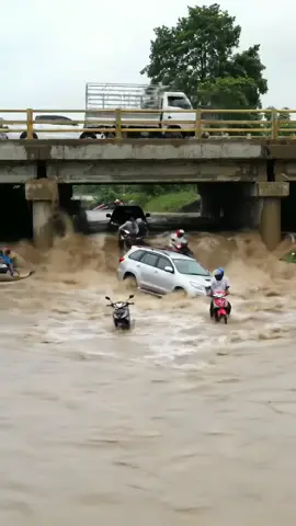 detik detik kendaraan terseret air #banjirbandang 