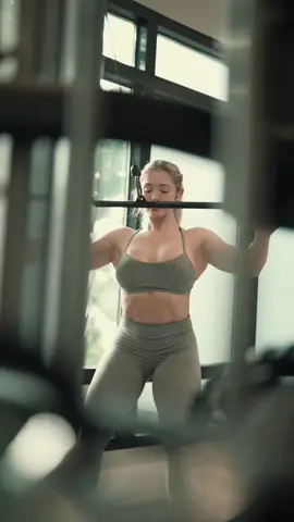 my hips are pushed back, my core is engaged & I am tucking my elbows as I row #workouttip #upperback #backworkout #FitTok #GymTok #workoutsforwomen 