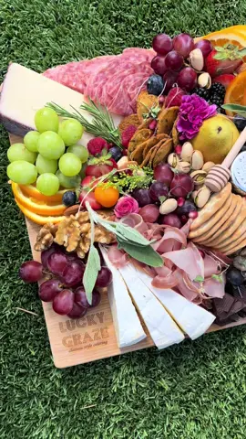 🌸🧀🫒🥖✨ #charcuterieboard #charcuterie #grazingboard #gifts #losangelescatering #losangelescaterer #cheeseboard #foodboard #ecasaevents 