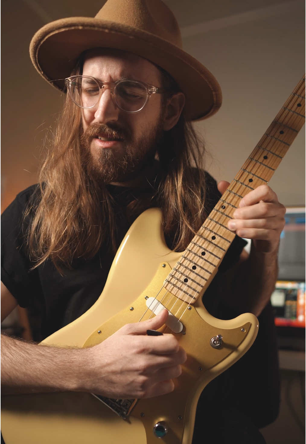 Playing some slow blues on my Duo Sonic 🙏 It’s such a great guitar to play and it sounds really good 😁 I hope you like it!  #slowblues #blues #fender #duosonic #dimitrisloizos