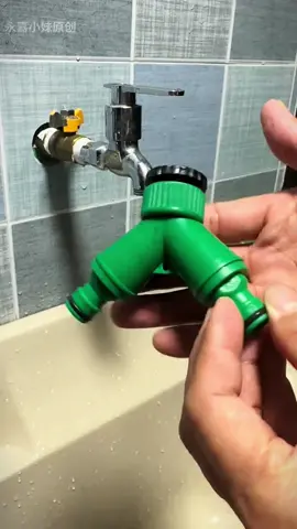 💧 Một vòi nước – chia đôi công việc! Van chia 2 đường nước tiện lợi: 1 bên máy giặt, 1 bên tưới cây, rửa sân quá tiện! Lắp vào là dùng ngay – không cần kỹ thuật! #xuhuong #dodungtienich
