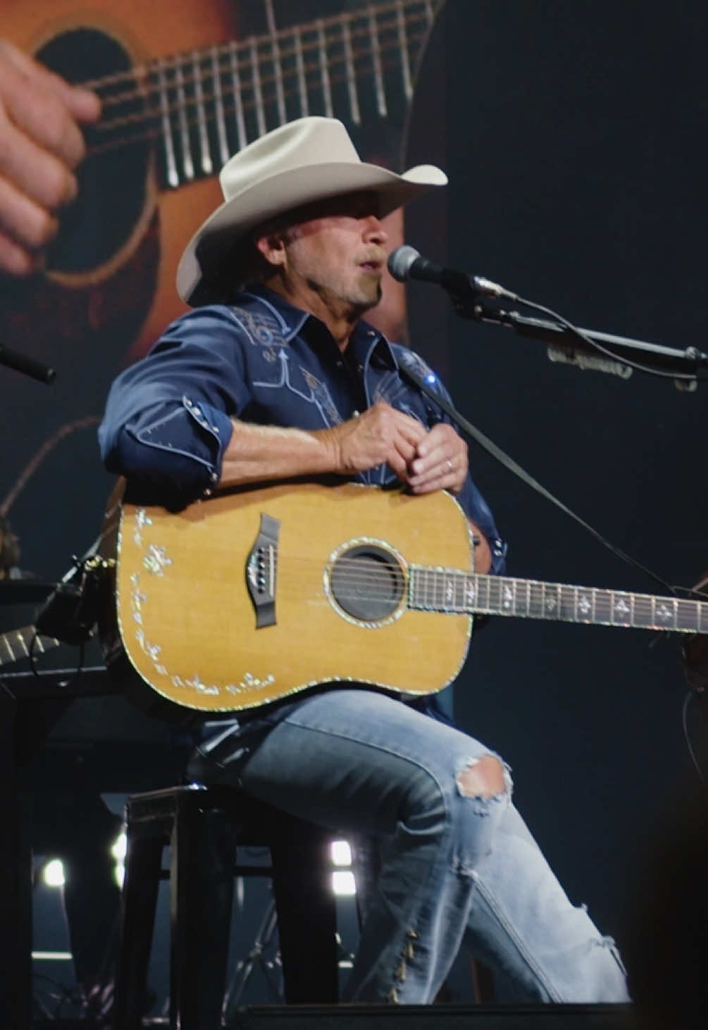 Thank you @Fiserv Forum for letting us play you some real country music and making our last one on the road unforgettable! #LastCallWithAlan We'll see y’all in 2026 for one final night in Nashville.  “We just felt like we had to end it all where it all started, and that’s in Nashville, Tennessee – Music City – where country music lives. I gotta do the last one there.”