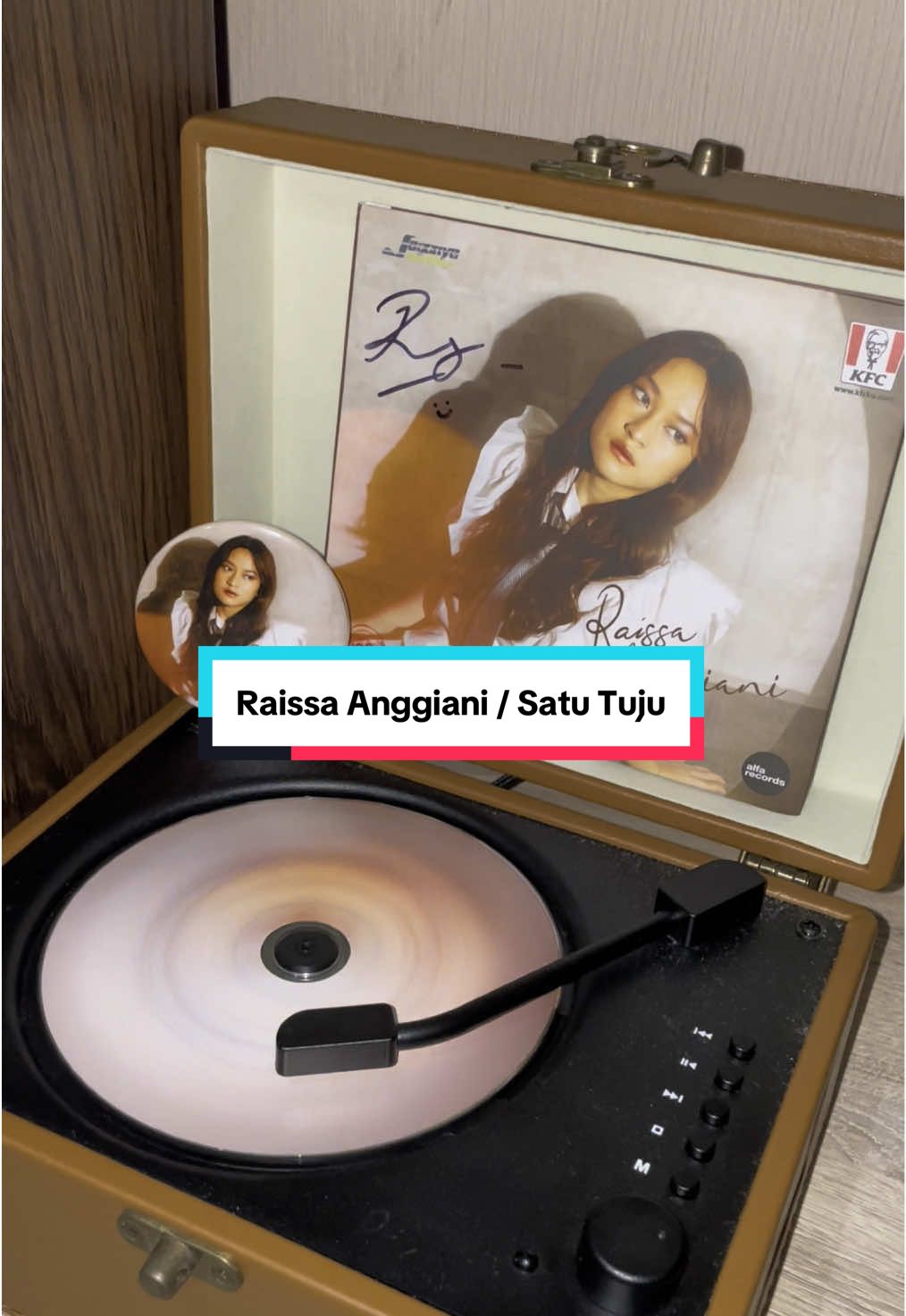 Sambil bercanda tawa Engkau berkata Biarkan pikiran kita berbeda Yang penting dendangannya seirama Kita berlari, bertengger, berputar melintang-lintang Di langit yang sama, kita satu jua Satu jua, satu jua Satu jua.. @Raissa Anggiani ❤️ #raissaanggiani #satutuju #satutujuraissaanggiani #musik #musikindo #singer #music 