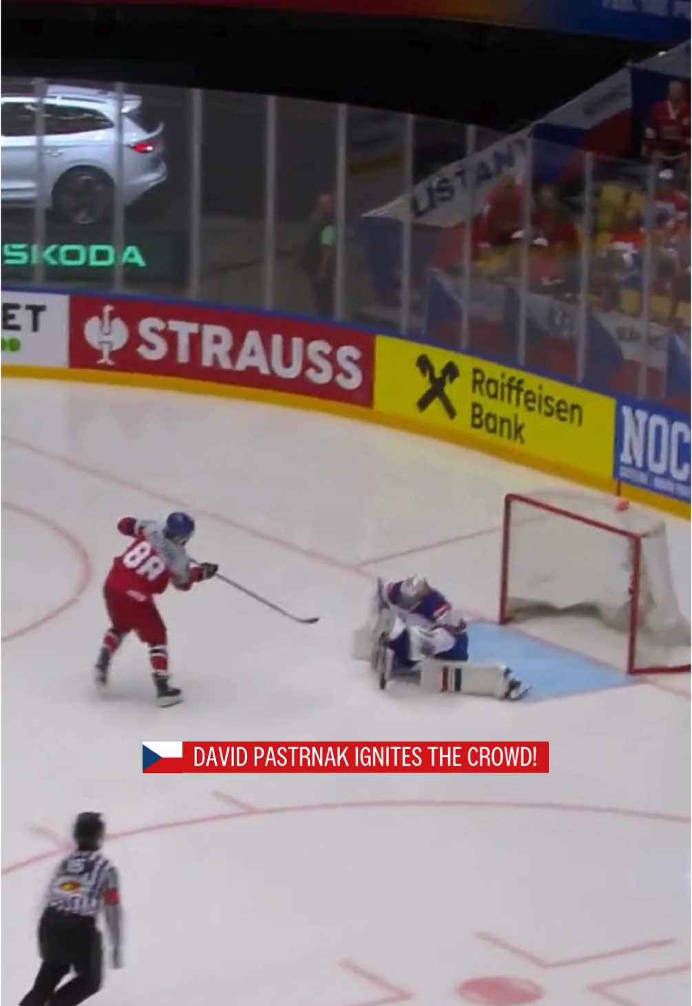 PASTA TIME! And the crowd is loving it! 👌 #MensWorlds #IIHF #hockey #hockeytok 