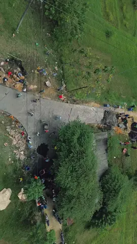 Pemerintah seringkali menjanjikan perbaikan infrastruktur, terutama jalan rusak, sebagai bagian dari program prioritas. Namun, janji ini kerap tidak sejalan dengan realisasi di lapangan. Banyak warga di daerah masih menghadapi jalan berlubang, berlumpur, dan tidak layak pakai, yang menghambat aktivitas ekonomi dan mobilitas harian. Masyarakat butuh bukti nyata, bukan sekadar pernyataan seremonial atau pencitraan politik. #danaswadaya #sampang #fyp #jimadsakteh 