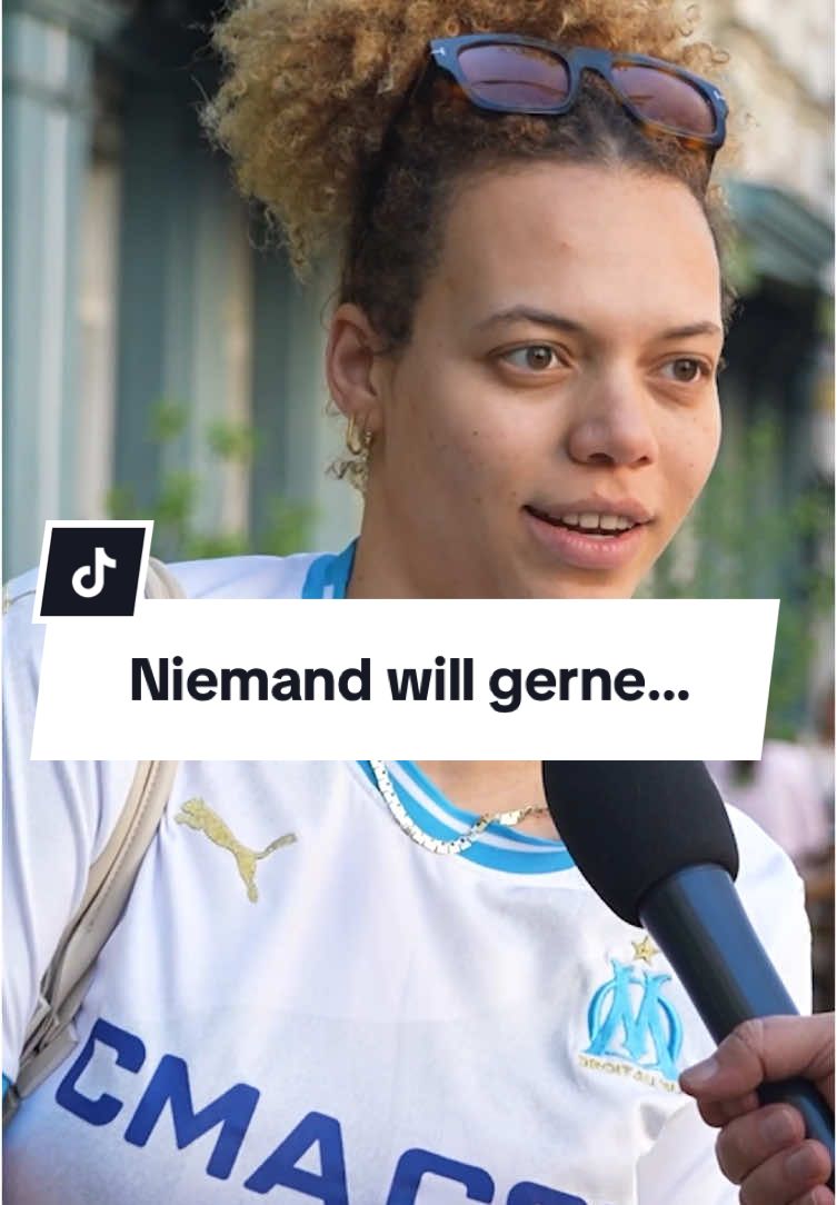 Janusz hat Menschen auf der Straße gefragt, wie sie den Satz „Niemand will gerne …“ beenden würden. Die Antworten waren ganz unterschiedlich – von „Niemand will gerne Stress“ bis zu „Niemand will gerne ein Verlierer sein“. Und jetzt seid ihr dran: 👉 Niemand will gerne … Schreibt eure Antwort in die Kommentare! #germanlanguage #easygerman #learngerman 